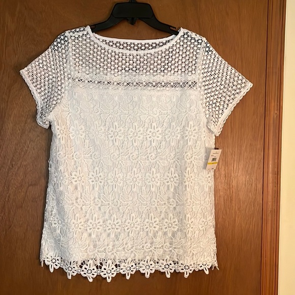 Ladies lined crisp white lace top. - Picture 1 of 10